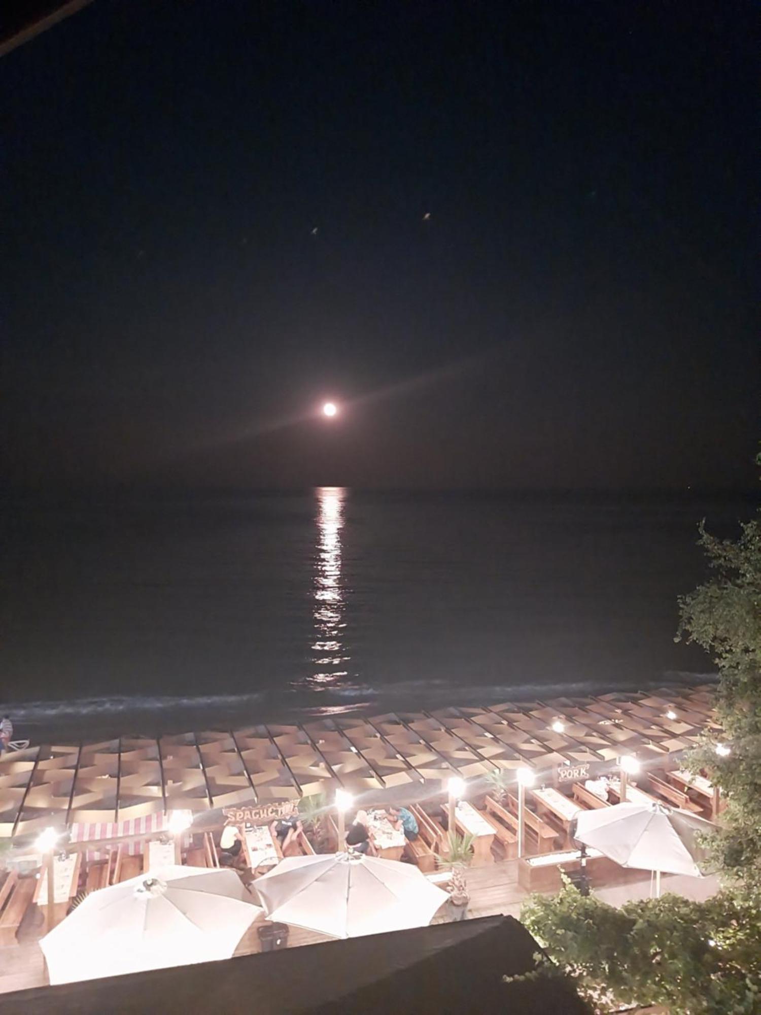 Хотел семеен аура Равда